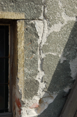 Foto 5: Rissbildungen und Abplatzungen im Bereich der Fenstergewände – Übergang Bruchstein zu Ziegelmauerwerk