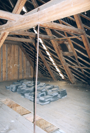 Bild 32: Fehlerhaftes Anhängen einer durchgebogenen Decke am Dachgebälk, Durchbiegung des Stuhles infolge Lasteintragung