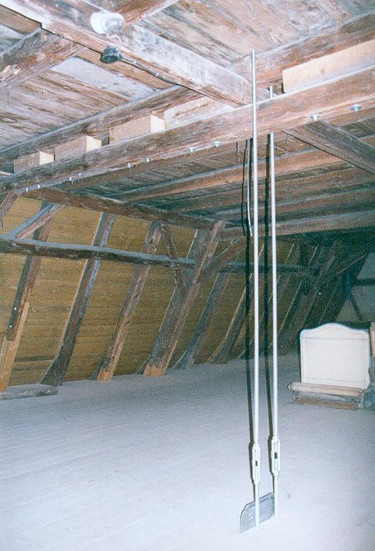 Bild 33: Fachgerechtes Anhängen einer durchgebogenenDecke am Dachgebälk, zwischen Kehlbalken und Spannriegel wurden in Abständen Hölzer eingedübelt, dadurch ergibt sich eine versteifende Rahmenstabwirkung die ein weiteres Durchbiegen verhindert