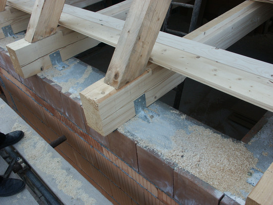 Bild 44: Lagesicherung eines total erneuerten Dachstuhls am Unterbau mit korrosions-geschütztem Stahlwinkel