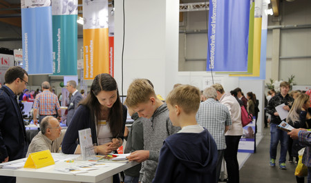 Schüler beantworten Fragen zur 'Business Quest'