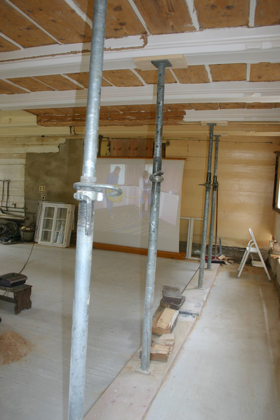 Bild 35: Neuer Fußbodenaufbau nach abgesenkten Erdgeschossfußboden, Abstützung der Decke