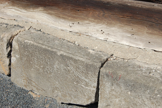 Foto 3: Sandsteinsockelschwelle – deformiert, mit Mörtelausgleich – untaugliche Lösung