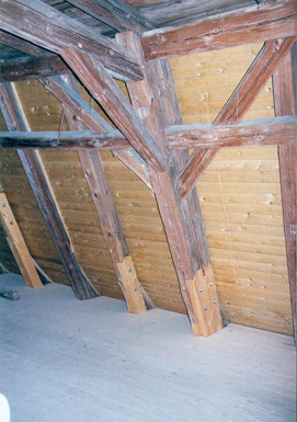 Bild 23:Sanierte Sparrenfüße, im liegenden Dachstuhl